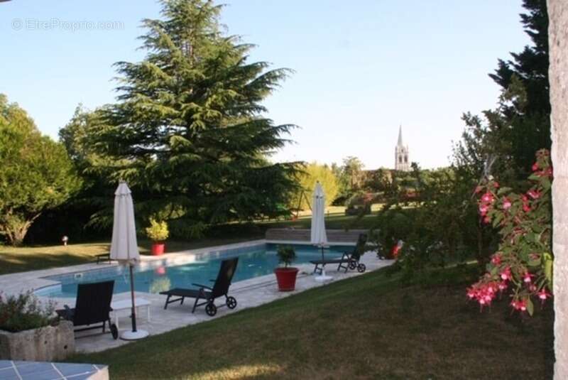 Maison à ROULLET-SAINT-ESTEPHE