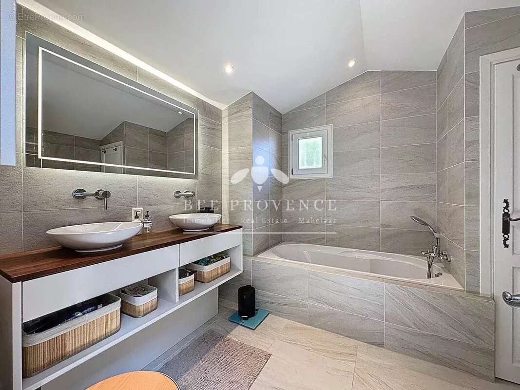 Maison à ENTRECASTEAUX