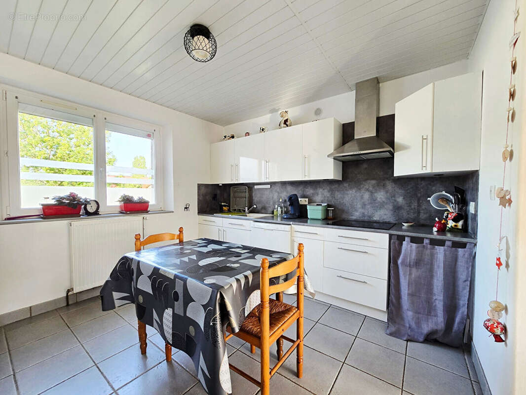 Maison à AZERAILLES