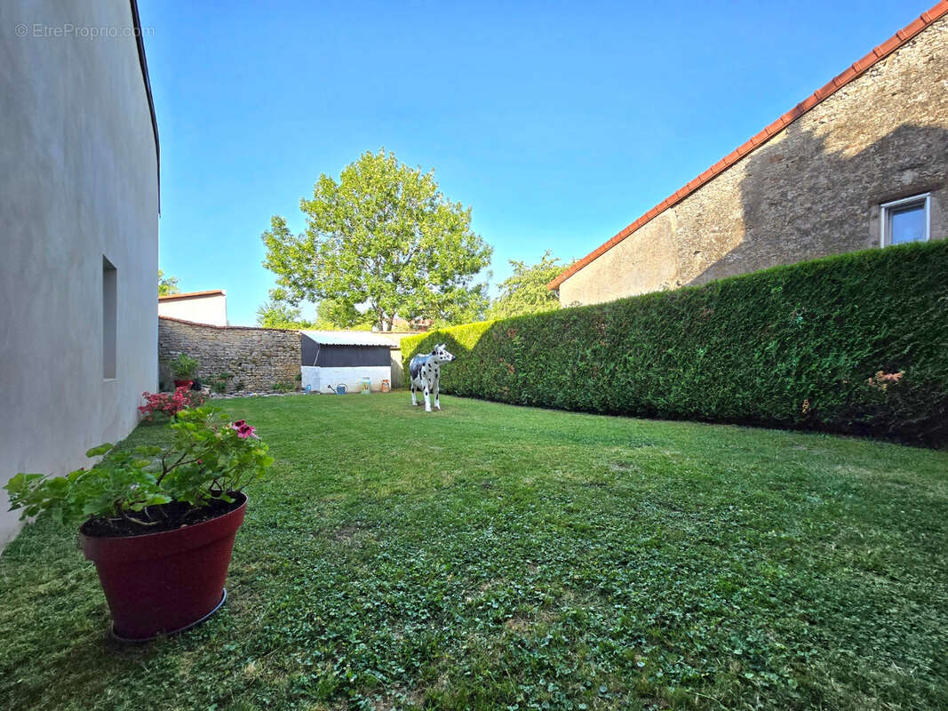 Maison à AZERAILLES