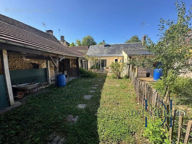 Jardin avec grange à rénover et dépendances. - Maison à CIVIERES