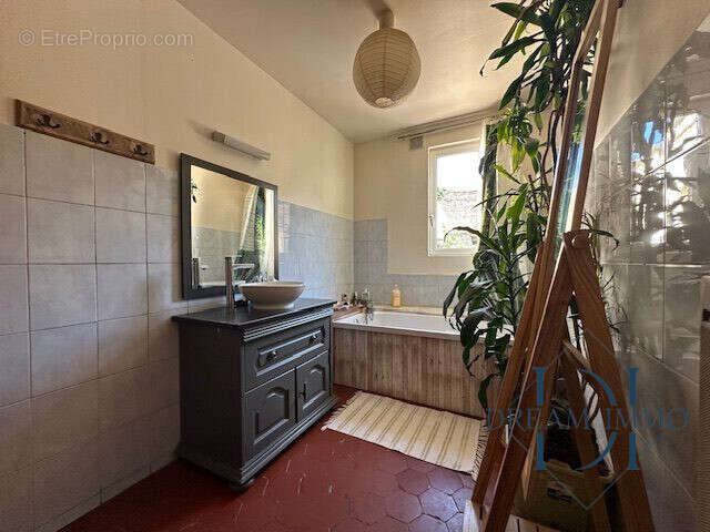 Salle de bains avec fenêtre. - Maison à CIVIERES