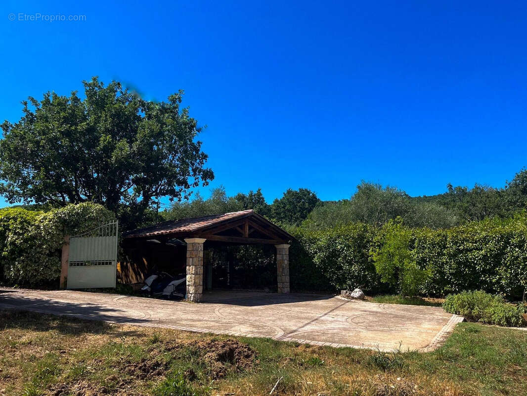 Maison à SAINT-CEZAIRE-SUR-SIAGNE