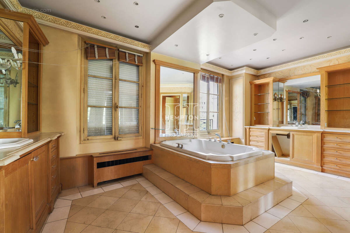 Appartement à PARIS-16E