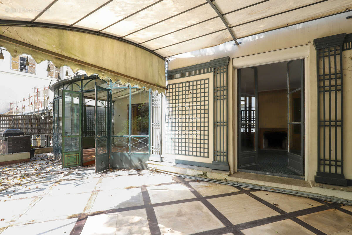 Appartement à PARIS-16E