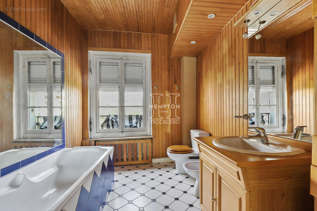 Appartement à PARIS-16E