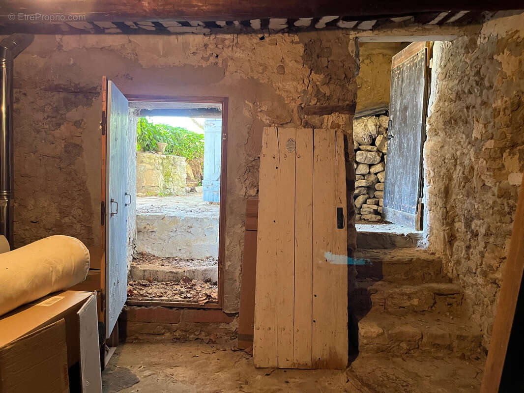 Maison à LA ROQUE-SUR-PERNES