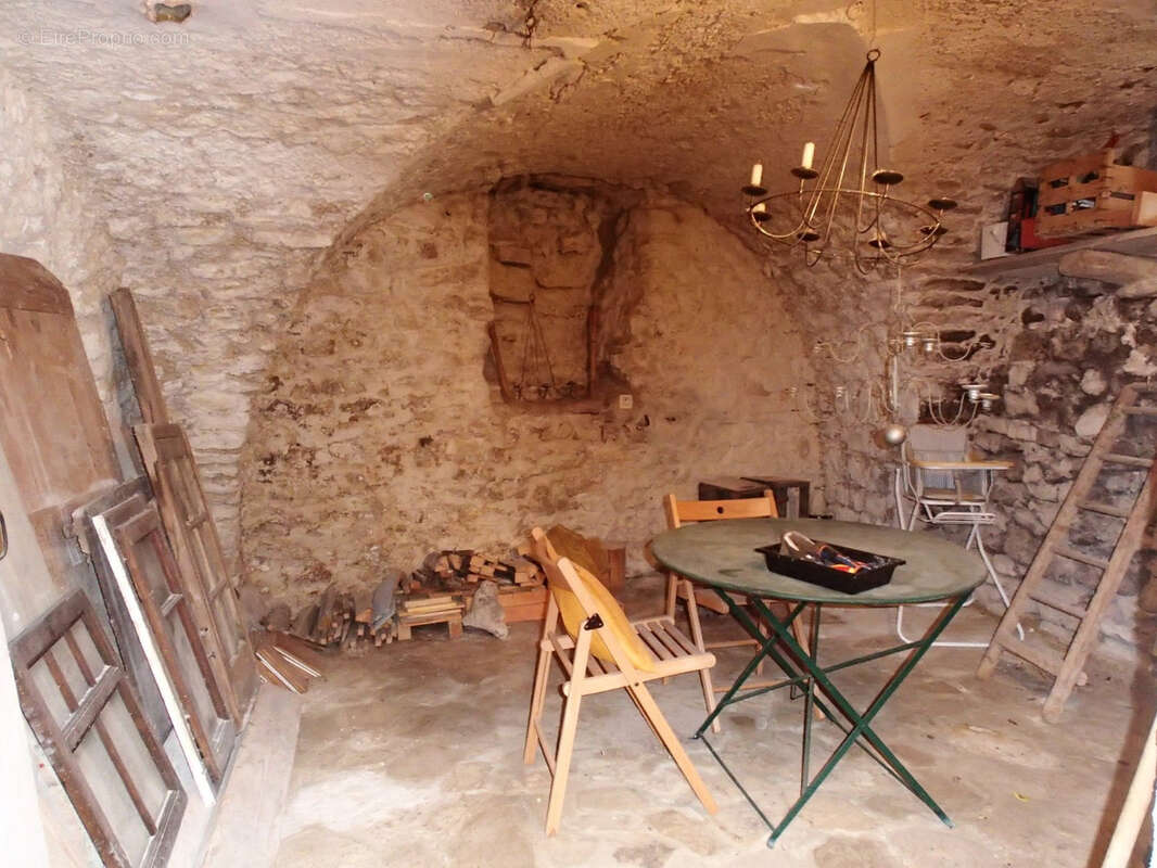 Maison à LA ROQUE-SUR-PERNES