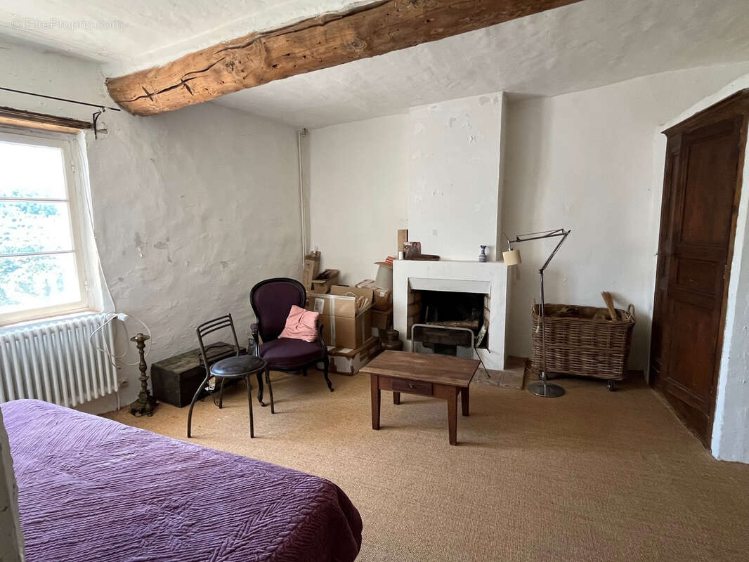 Maison à LA ROQUE-SUR-PERNES