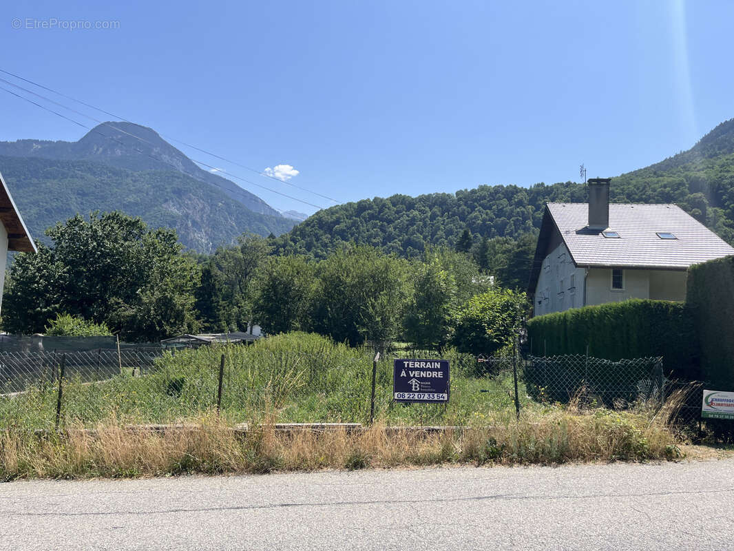 Terrain à SAINT-ETIENNE-DE-CUINES