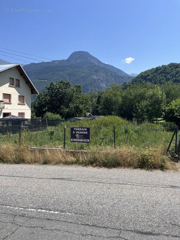 Terrain à SAINT-ETIENNE-DE-CUINES