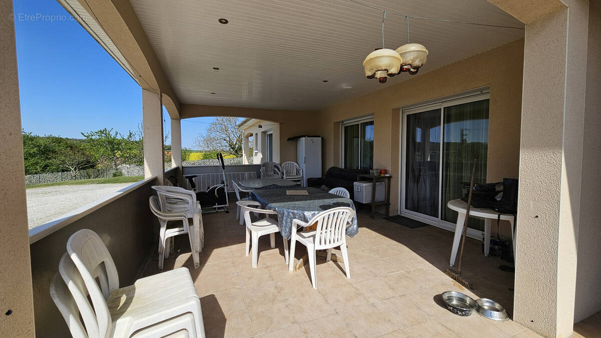 Maison à SAINT-QUENTIN-DE-CHALAIS