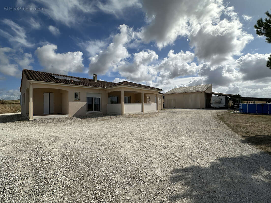 Maison à SAINT-QUENTIN-DE-CHALAIS