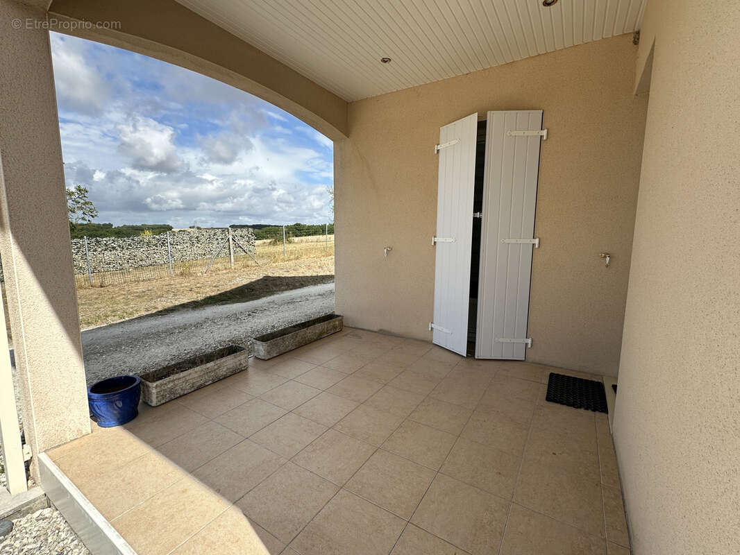 Maison à SAINT-QUENTIN-DE-CHALAIS