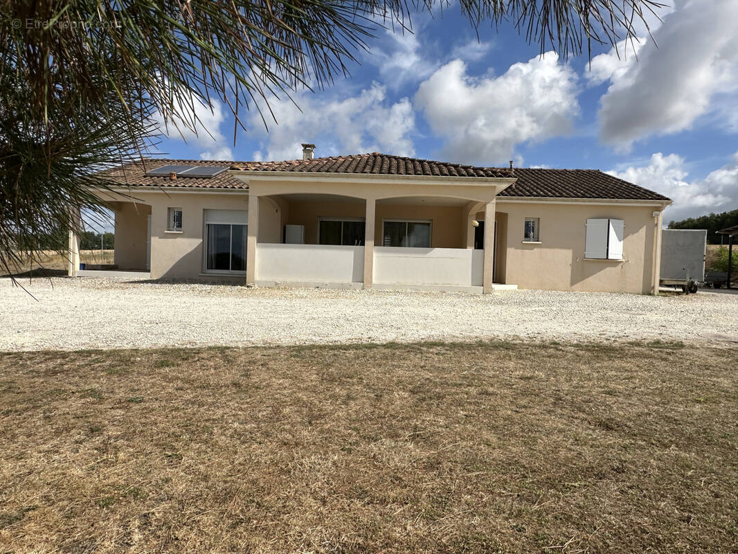 Maison à SAINT-QUENTIN-DE-CHALAIS