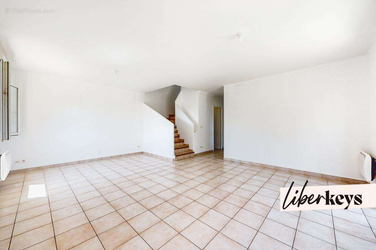 Maison à SAINT-JULIEN-LES-ROSIERS