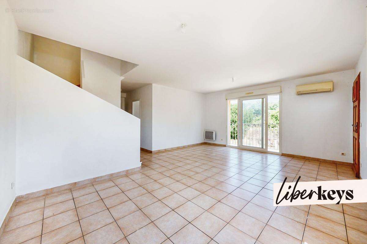 Maison à SAINT-JULIEN-LES-ROSIERS