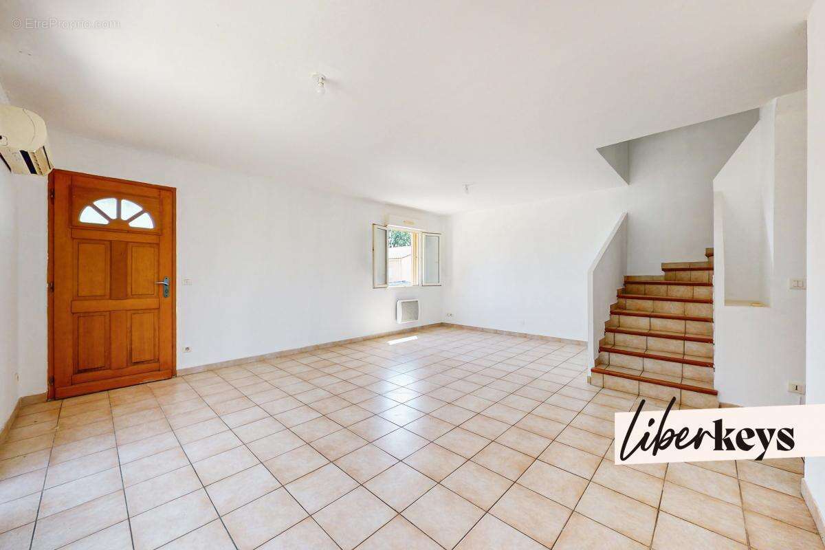 Maison à SAINT-JULIEN-LES-ROSIERS