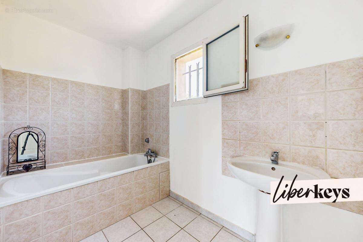 Maison à SAINT-JULIEN-LES-ROSIERS