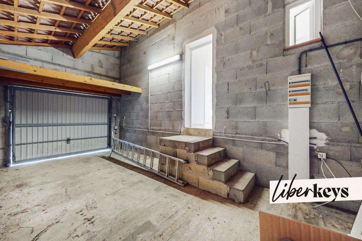 Maison à SAINT-JULIEN-LES-ROSIERS