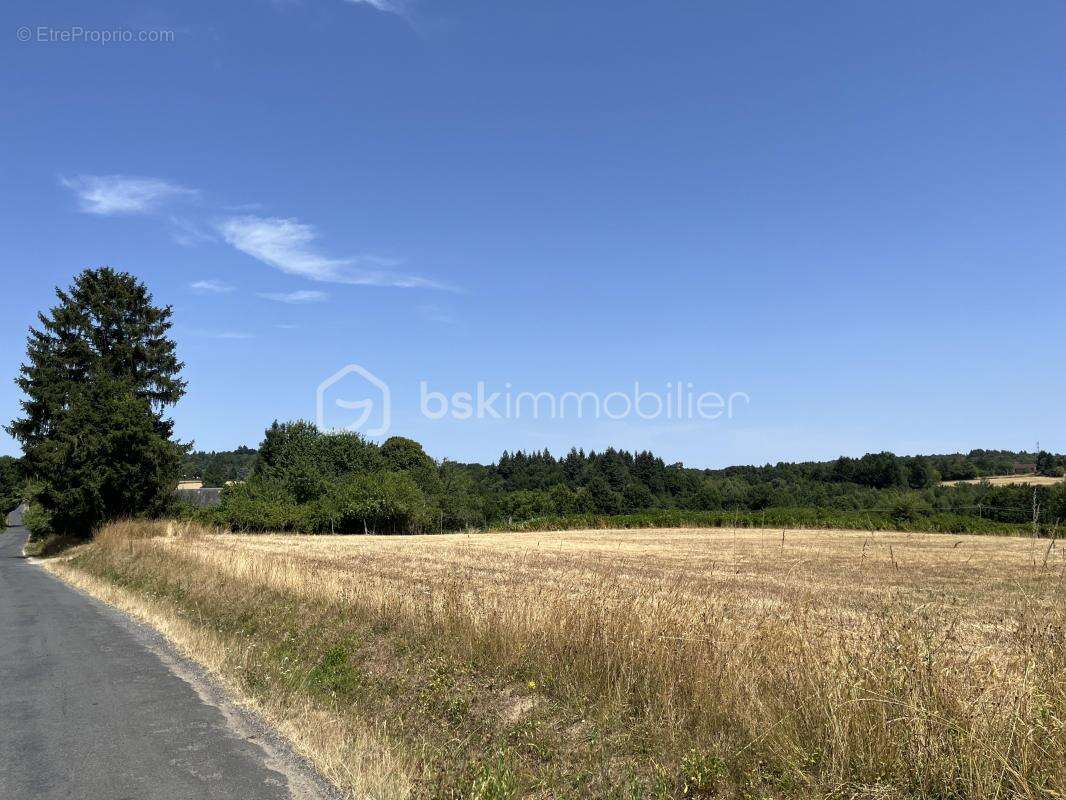 Terrain à JUMILHAC-LE-GRAND