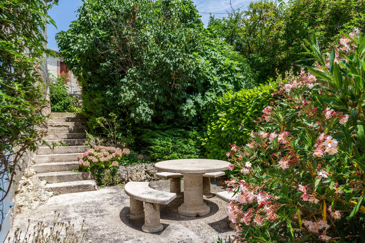 Maison à MONTAIGU-DE-QUERCY