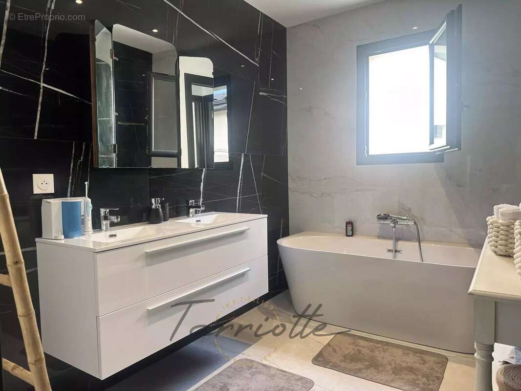 Maison à MONTELIMAR