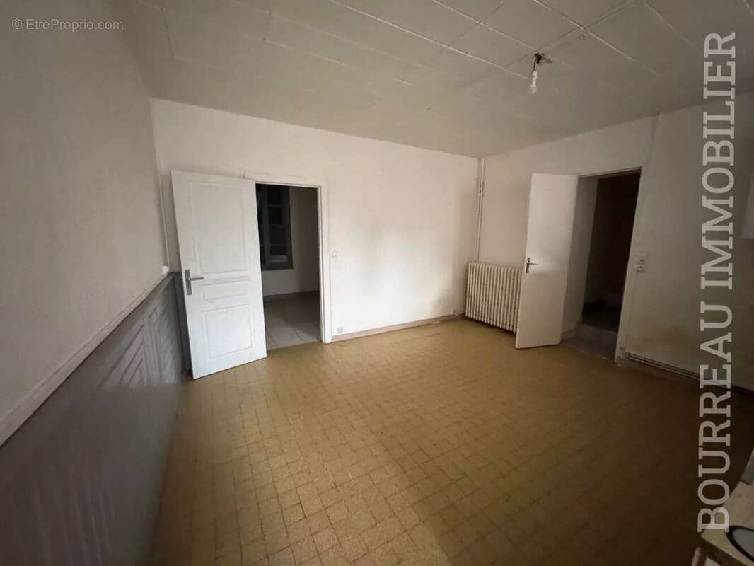 Maison à LA CELLE-SAINT-CYR