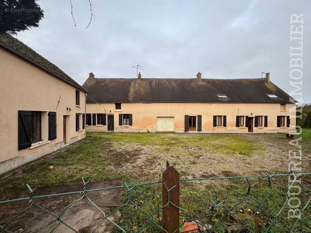 Maison à LA CELLE-SAINT-CYR