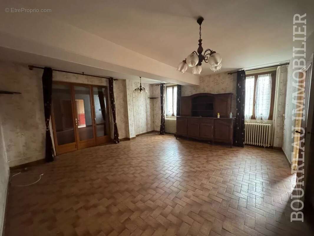 Maison à LA CELLE-SAINT-CYR