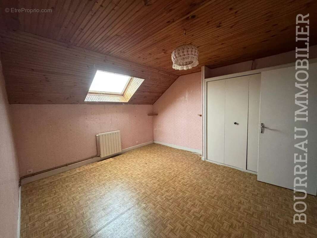 Maison à LA CELLE-SAINT-CYR