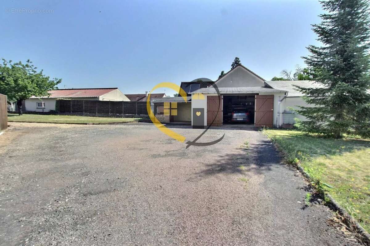 Maison à MEHUN-SUR-YEVRE