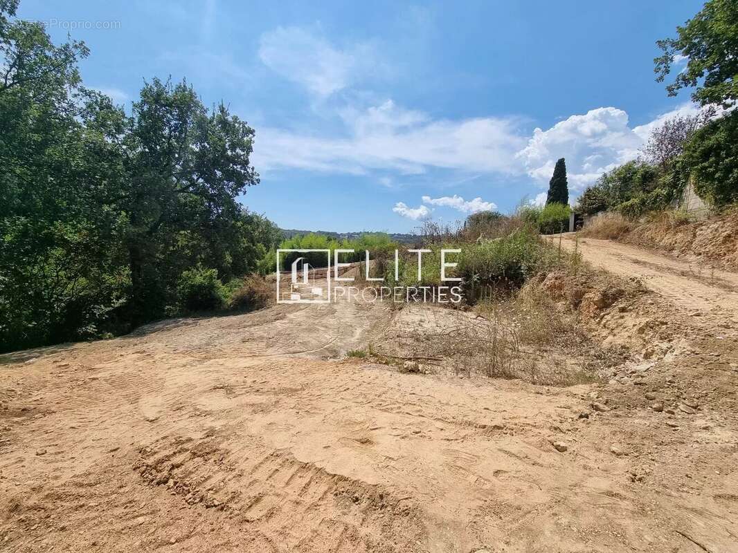 Terrain à PEYMEINADE