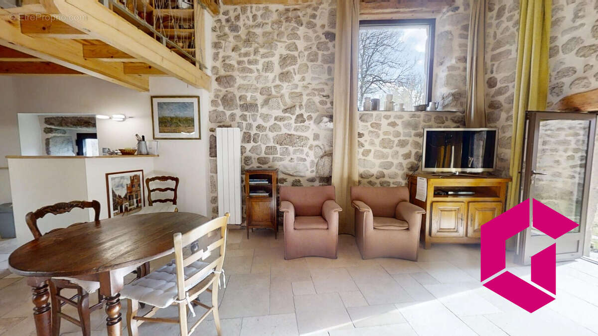 Maison à MONTREGARD