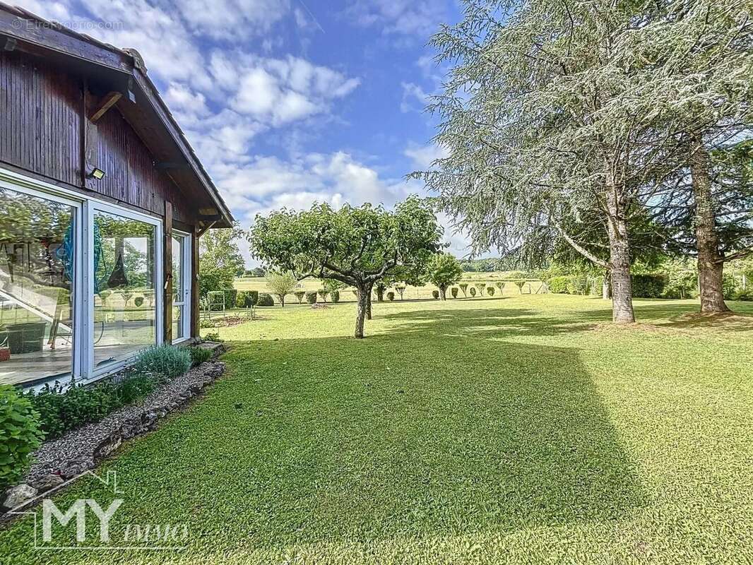 Maison à BONNEVILLE-ET-SAINT-AVIT-DE-FUMADIERES