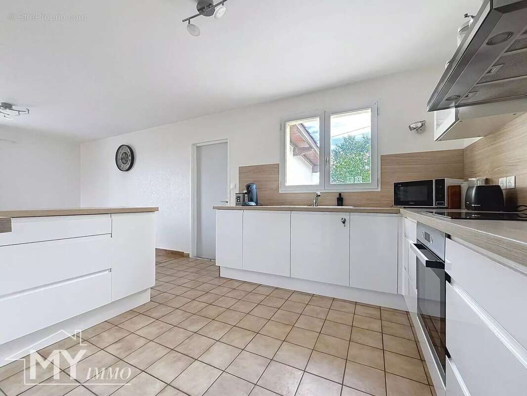 Maison à BONNEVILLE-ET-SAINT-AVIT-DE-FUMADIERES