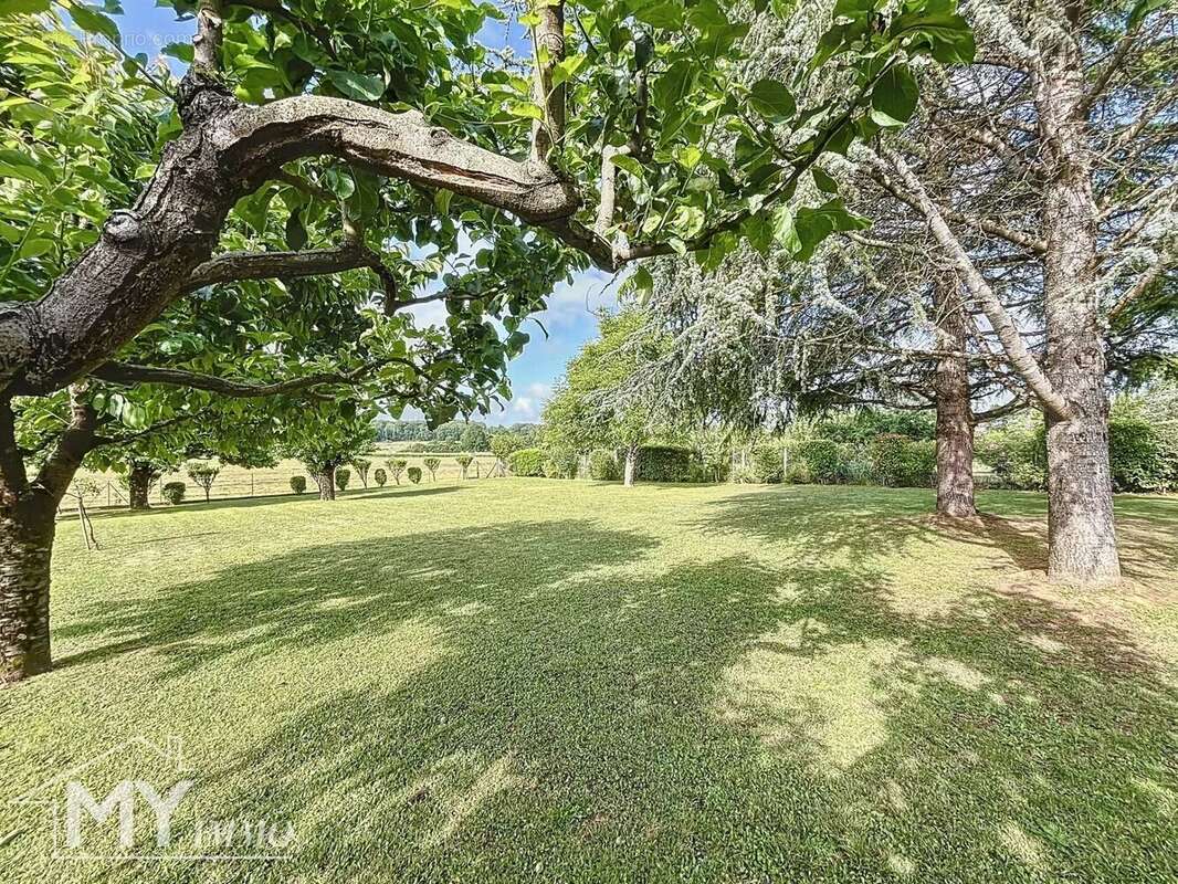 Maison à BONNEVILLE-ET-SAINT-AVIT-DE-FUMADIERES