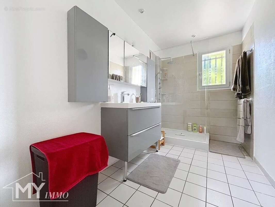 Maison à BONNEVILLE-ET-SAINT-AVIT-DE-FUMADIERES