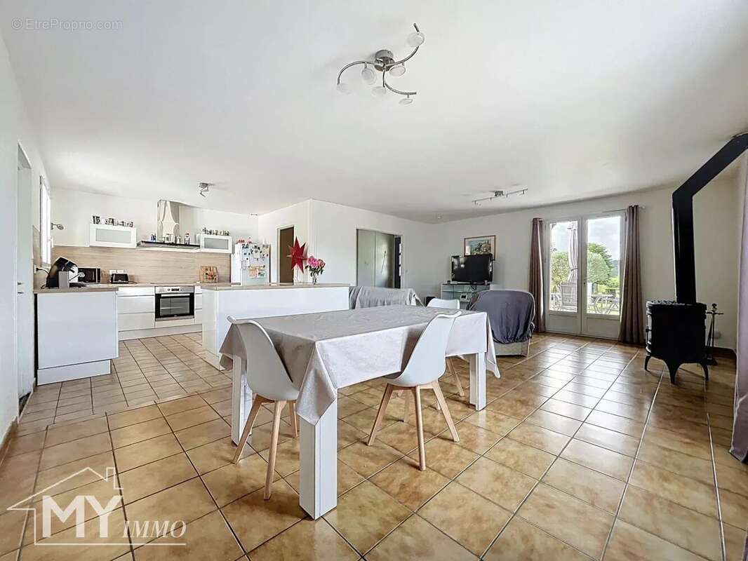 Maison à BONNEVILLE-ET-SAINT-AVIT-DE-FUMADIERES