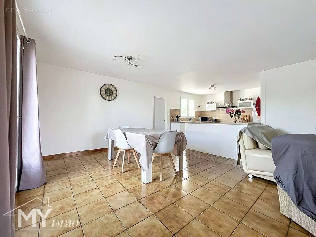 Maison à BONNEVILLE-ET-SAINT-AVIT-DE-FUMADIERES