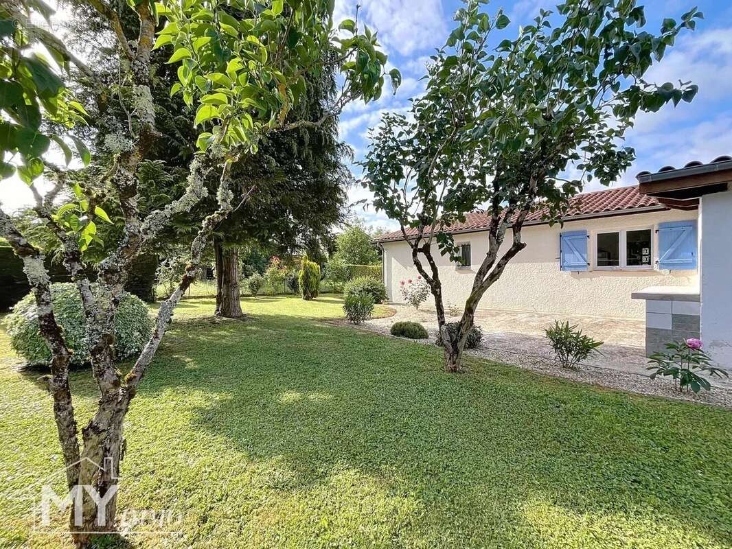 Maison à BONNEVILLE-ET-SAINT-AVIT-DE-FUMADIERES