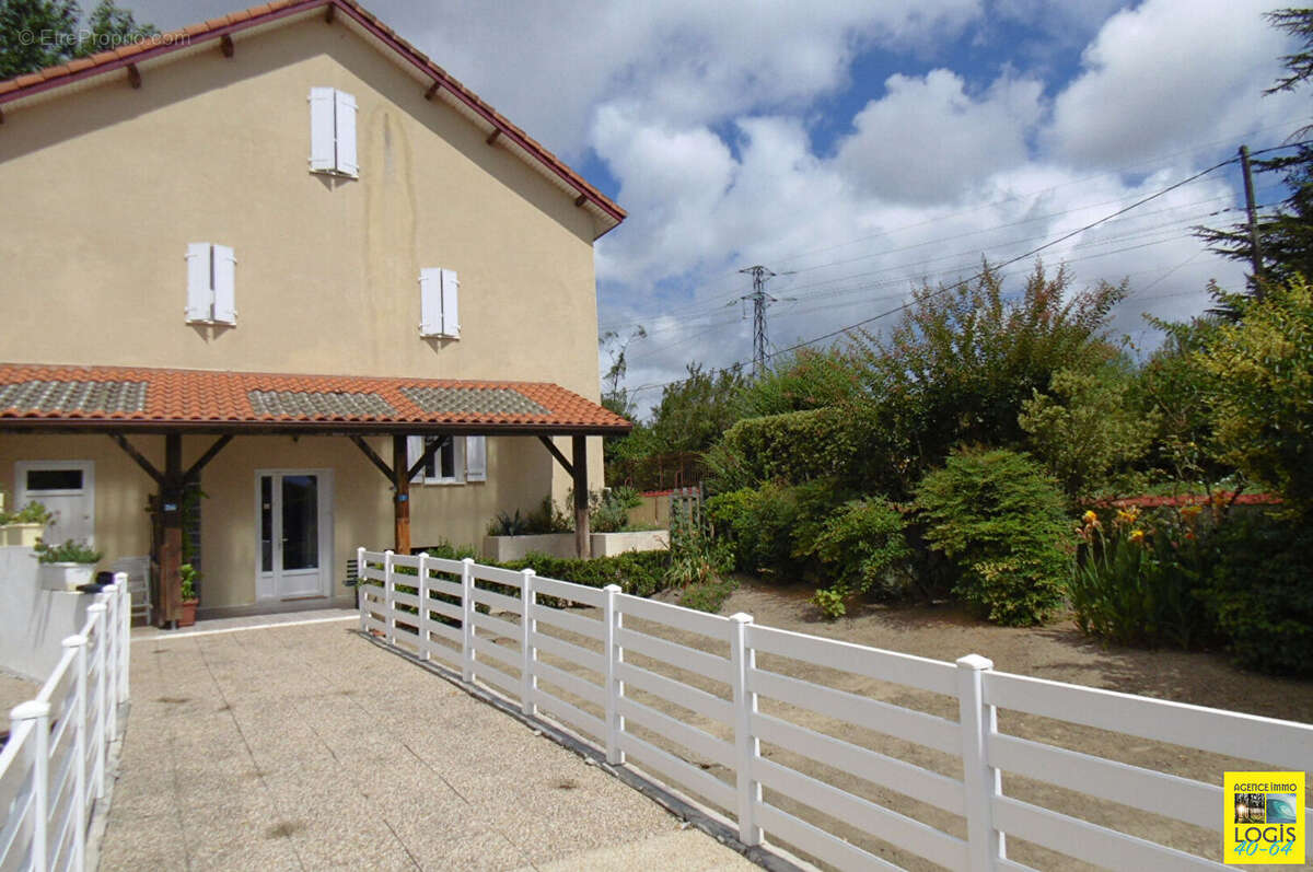 Maison à SAUGNAC-ET-CAMBRAN