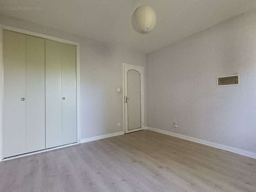 Maison à SAINT-NAZAIRE-DE-VALENTANE