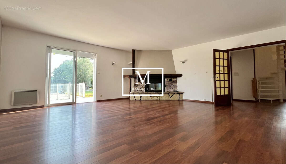 Salon/Salle à manger avec cheminée à insert - Maison à SAINTE-FOY-D&#039;AIGREFEUILLE