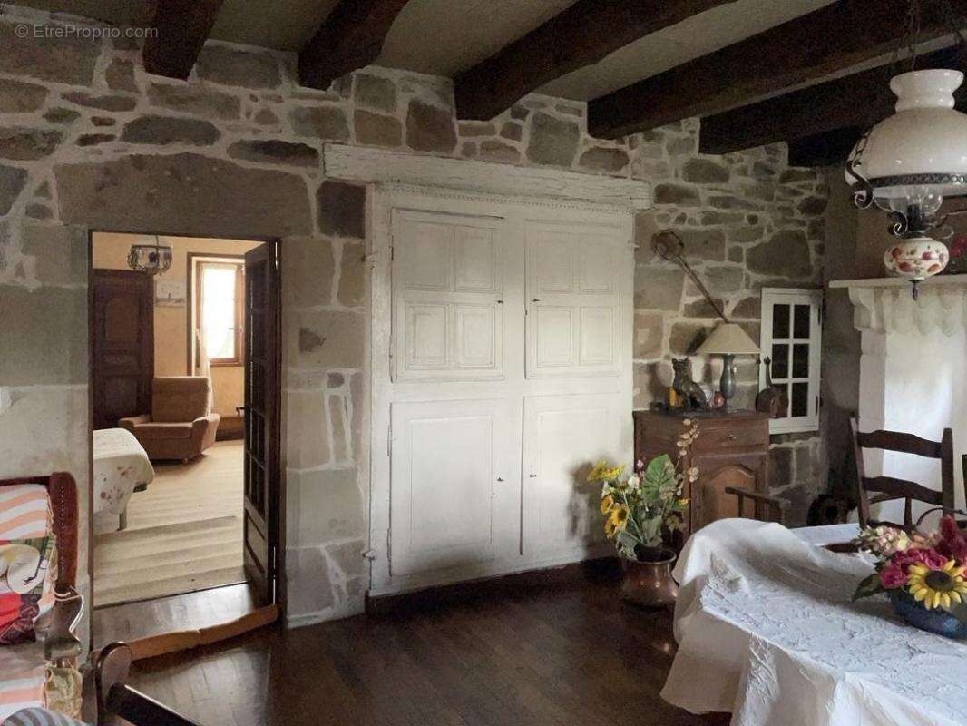 Maison à MARCILLAC-LA-CROZE