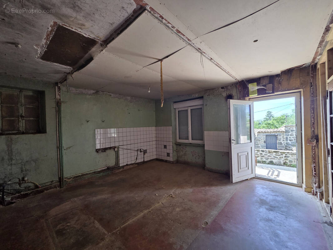 Maison à SAINT-JULIEN-LABROUSSE