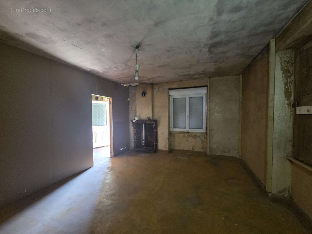 Maison à SAINT-JULIEN-LABROUSSE