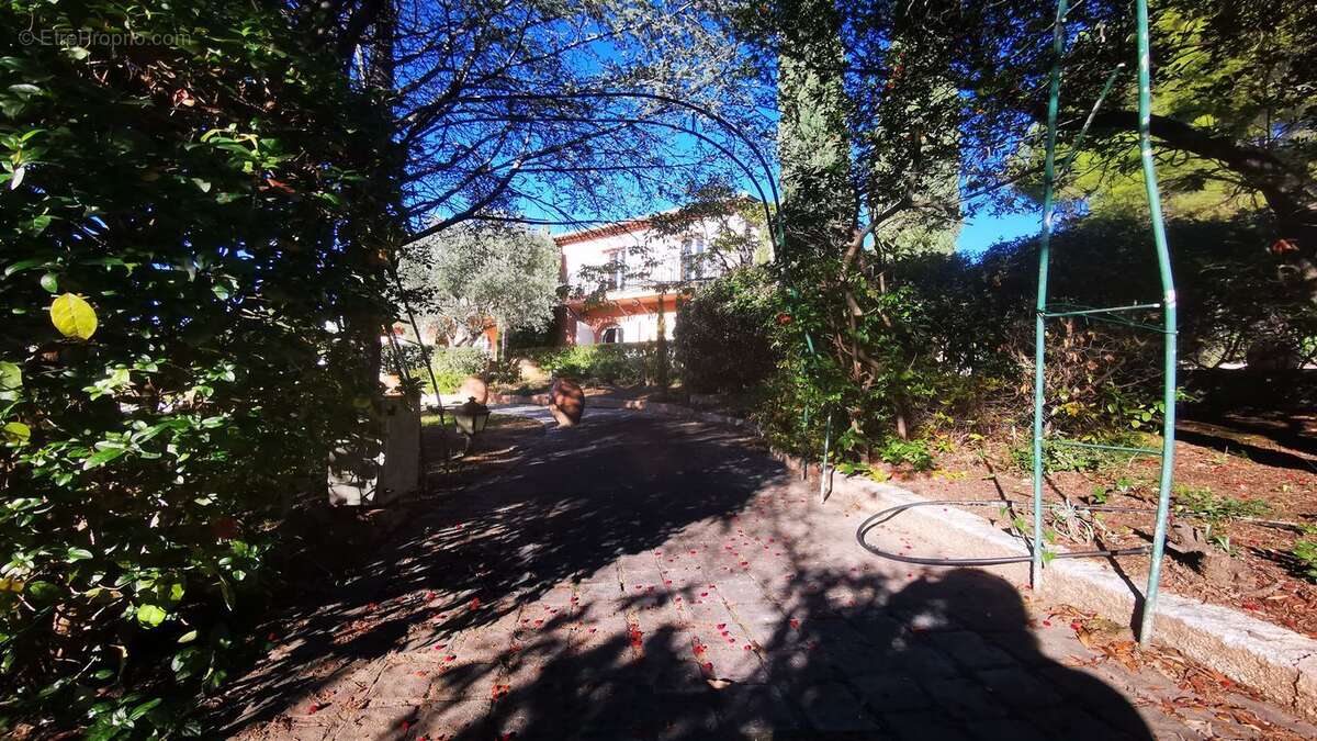 Maison à LES ISSAMBRES