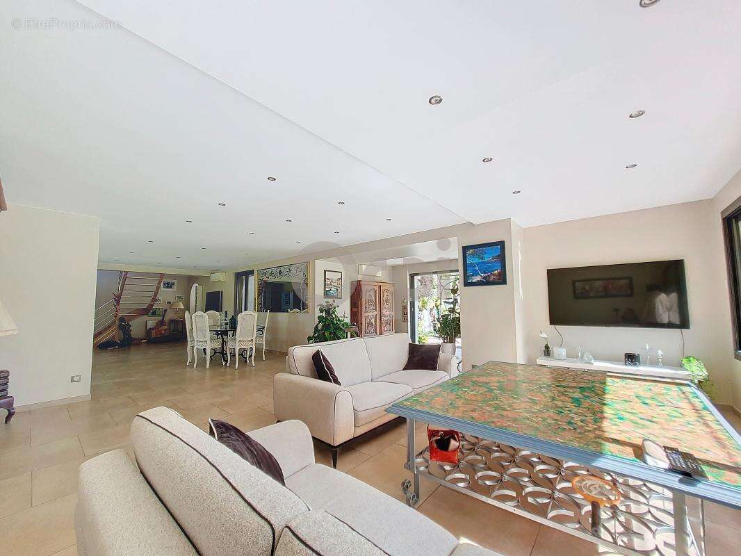 Maison à ROQUEBRUNE-SUR-ARGENS