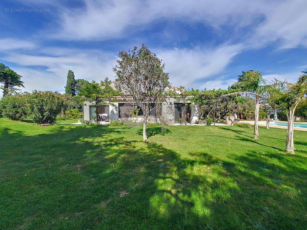 Maison à ROQUEBRUNE-SUR-ARGENS